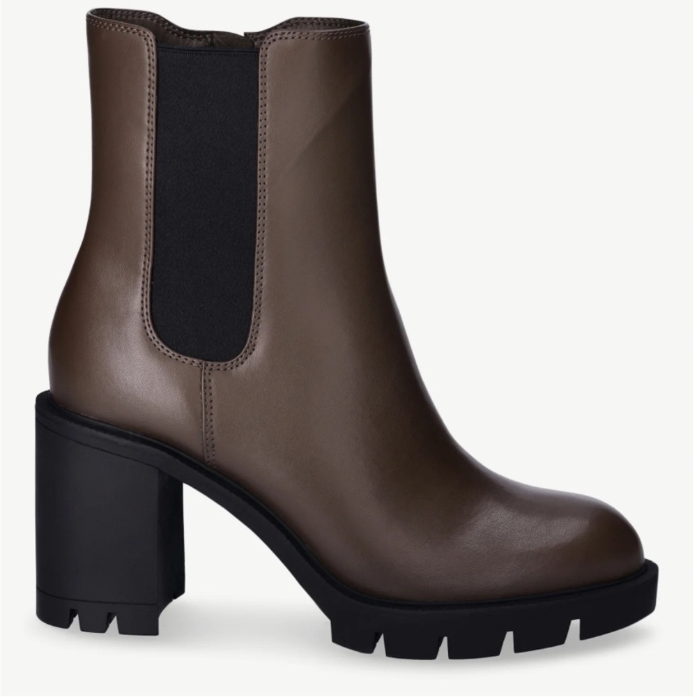 🆕 Scoop Women’s Lug Sole Chelsea Boots (sizes 9 & 10 available!)